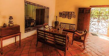 La Casa Amarilla