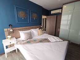 Simply Comfy Apartment by Patsamon