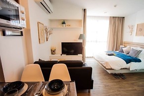 Simply Comfy Apartment by Patsamon