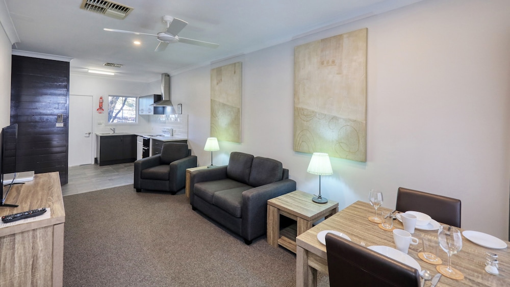 Colonial Motel and Serviced Apartments