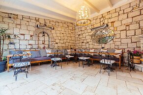 Alachi Hotel
