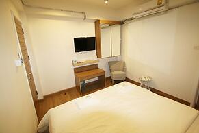 09 Hostel