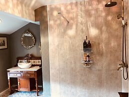 Gin Lounge Rooms
