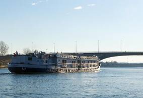 Bateau Hôtel Le Chardonnay