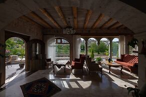Hera Cave Suites