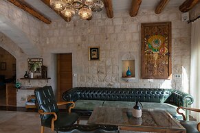 Hera Cave Suites