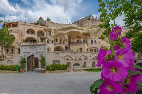 Hera Cave Suites