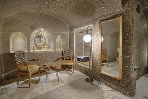 Hera Cave Suites