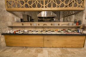 Hera Cave Suites