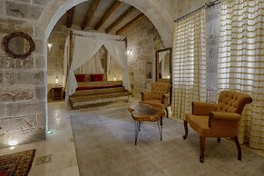 Hera Cave Suites