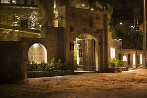 Hera Cave Suites