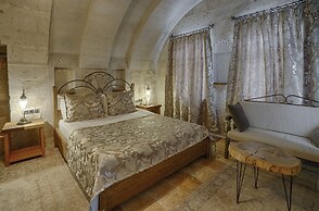 Hera Cave Suites