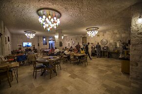 Hera Cave Suites