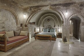 Hera Cave Suites