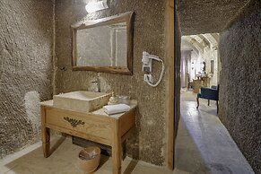 Hera Cave Suites