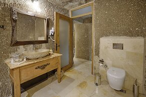 Hera Cave Suites