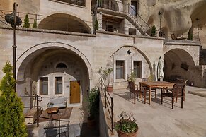 Hera Cave Suites