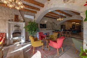 Hera Cave Suites