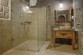 Hera Cave Suites