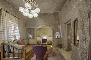 Hera Cave Suites