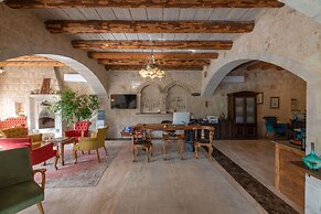 Hera Cave Suites