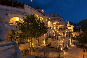 Hera Cave Suites
