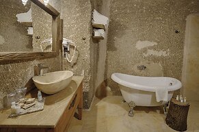 Hera Cave Suites
