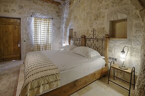 Hera Cave Suites