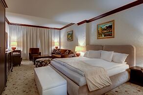 Shiroka Laka Hotel