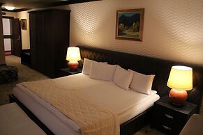 Shiroka Laka Hotel