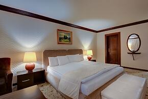 Shiroka Laka Hotel