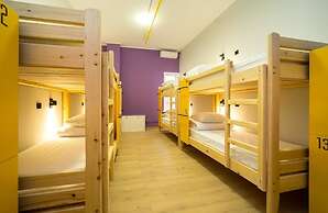 Hotel Bee Station - Hostel