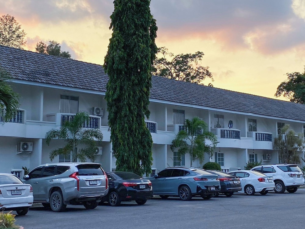 Bang Saphan Resort