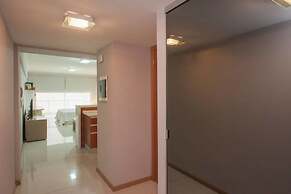 Beautiful and sunny studio by Sofacama