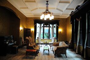 Clayton Bay Hotel
