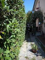 Maison De Dora B&B