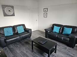 Snug - Meadhan Apartment