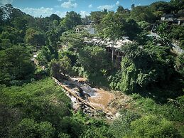 Villa Rock Stop Falls