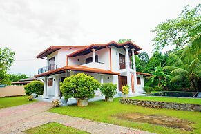 Villa Almond Leaf