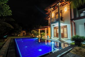 Villa Almond Leaf