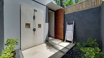 Malimbu Cliff Villa