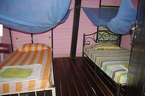 New Phiman Riverview Guesthouse - Hostel
