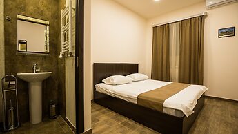 5 Rooms Mini-Hotel & Tours