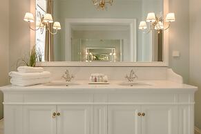 Noble Suites