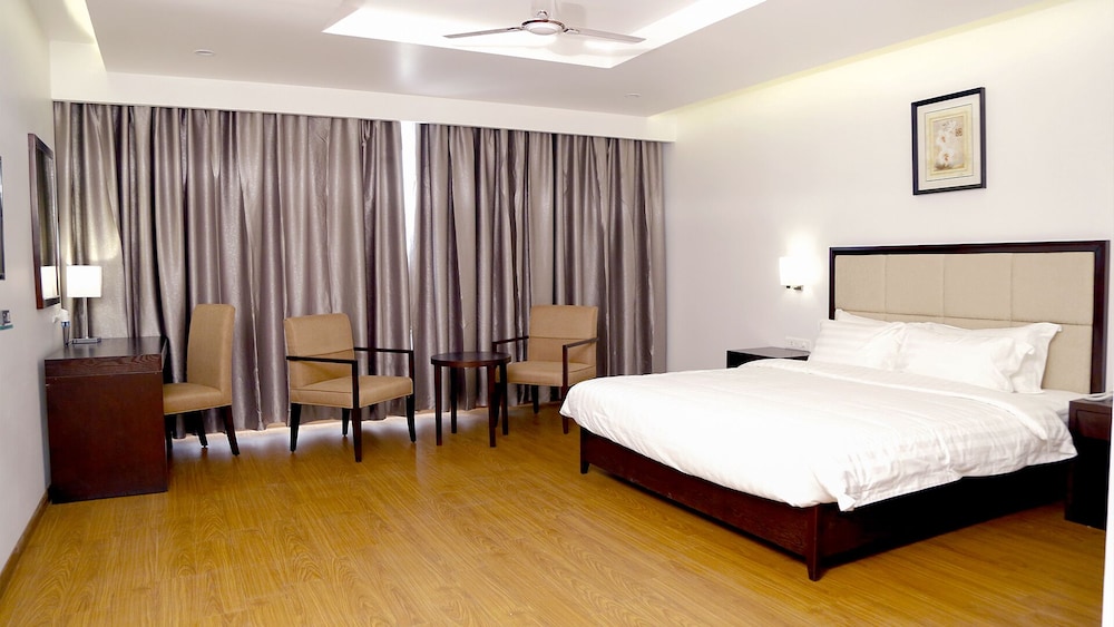 Triguna Clarks Inn