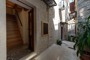 Apartments & Rooms Tiramola
