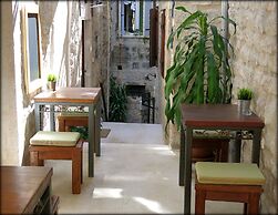 Apartments & Rooms Tiramola