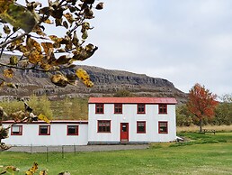Fossardalur Guesthouse - Hostel