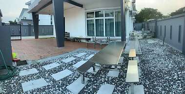 Lux Desaru Villa