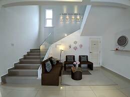 Lux Desaru Villa
